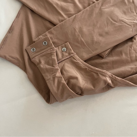 NEW SKIMS ESSENTIAL LONG SLEEVE SCOOP NECK BODYSUIT SMALL SIENNA $78 - Picture 7 of 8